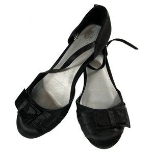👣 5/$25 - Black Kitten Heel Dress Shoe w/ Bow Detail